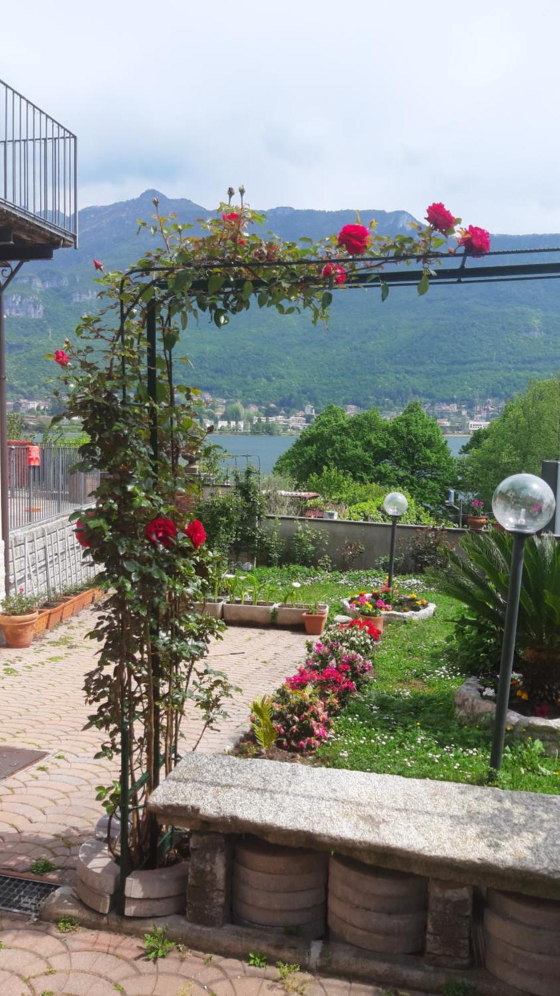 Le Rose Sul Lago Pescate Exterior photo
