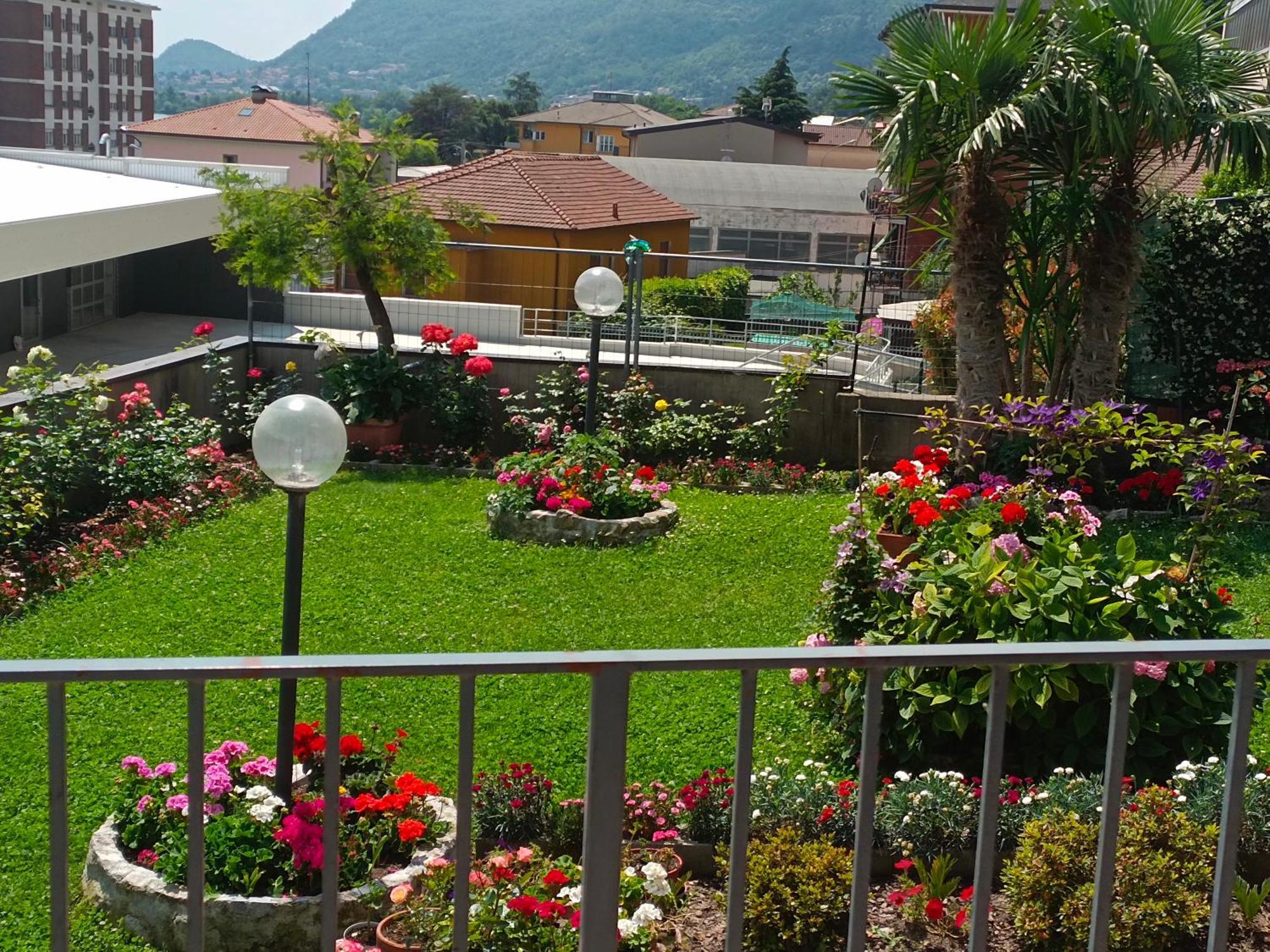 Le Rose Sul Lago Pescate Exterior photo