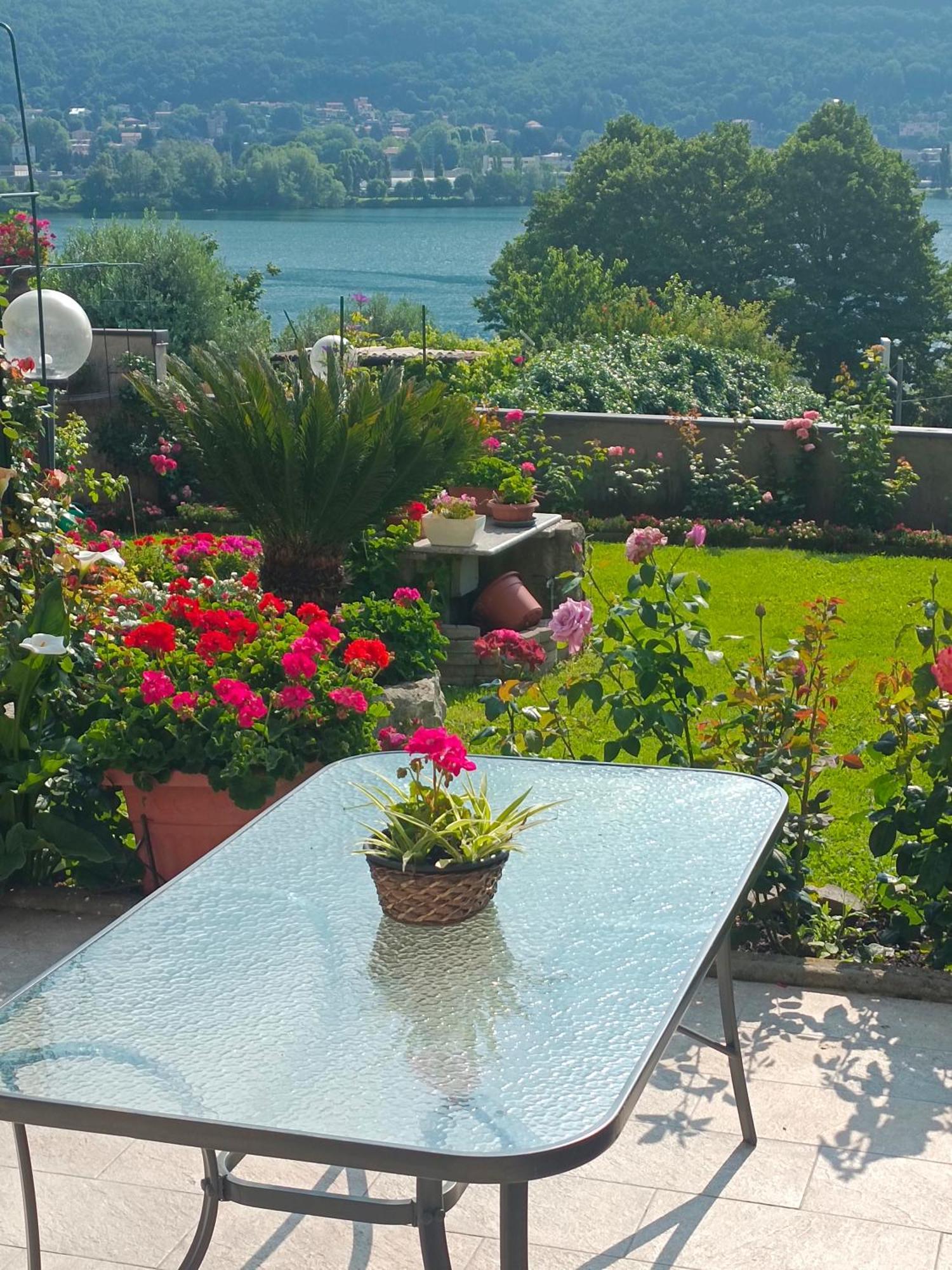Le Rose Sul Lago Pescate Exterior photo